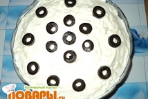 Шаг 6: Украсить порезанными маслинами. Поставить в …