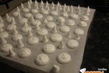 Шаг 1: Белки с сахаром взбить в …