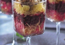 Рецепт: Свекольный салат с заправкой из хрена 