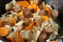 Шаг 3: добавлемя лук и натертую на …