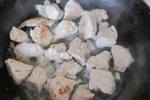 Шаг 4: Когда мясо замаринуется, мы обжариваем …