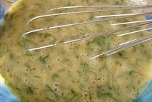 Шаг 2: Пока молоко греется, яйца взбиваем …