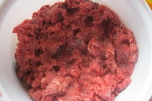 Шаг 1: Мясо помыть, порезать на куски …