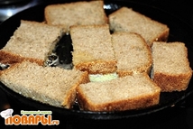 Шаг 2: Выложить на обжарку черный хлеб …