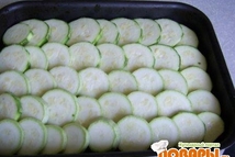 Шаг 2: Кабачки выкладываем немного внахлест на …