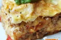 Шаг 6: Смешиваем со сметаной яйца, солим …