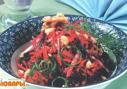 Рецепт: Салат из свеклы с орехами, черносливом и изюмом