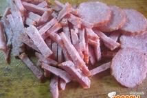 Шаг 4: Грибы порезать на небольшие кусочки, …