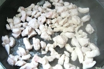 Шаг 2: Обжариваем курицу с двух сторон …