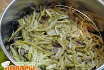 Шаг 6: и укладываем на него свеклу, …