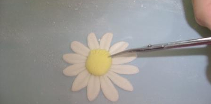 Шаг №7 МК ромашек и листочков от Annula