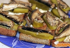 Бутерброды с цельными шпротами