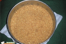 Шаг 4: Выложить на дно получившуюся смесь, …