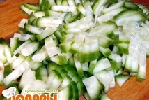 Шаг 5: Также соломкой измельчаем огурец.