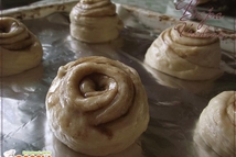 Шаг 6: Раскатала тесто в пласт, посыпала …