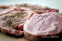 Шаг 1: Мясо посолить, присыпать травами и …