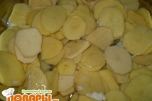 Шаг 1: Картофель порезать тонкими кружочками, и …