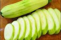 Шаг 1: И так берем кабачок режем …