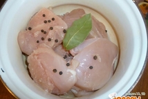 Шаг 2: Туда также добавить лавровый лист, …