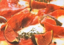 Рецепт: Пицца с окороком и свежим инжиром