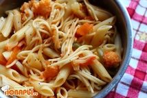 Шаг 2: Длинными полосками нарезаем перец, дольками …