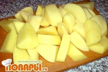 Шаг 4: Картофель нарезать крупными брусочками.