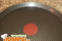 Шаг 3: Сковороду желательно иметь именно блинную …