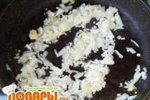 Шаг 1: Мелко нарезаем луковицу и 2 …