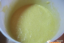 Шаг 3: Добавим разрыхлитель и муку, перемешаем …