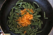 Шаг 4: Когда фасоль немного обжарится, добавляем …