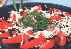 Салат из помидоров с сыром и маслинами