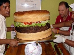 В США сделали самый большой в мире гамбургер