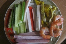 Шаг 4: Огурец, грудинку, крабовые палочки и …