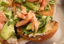 Бутерброды с копченой форелью и руккулой