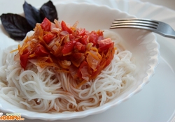 Рецепт: Пьяные спагетти с рисовой лапшой