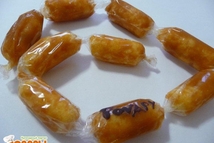 Шаг 4: В ирисовую массу окунаем кукурузные …