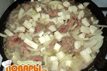 Шаг 4: Нарезаем сырок маленькими кубиками (можно …