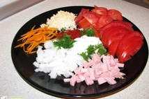 Шаг 3: Готовим начинку. Нарезаем колбасу или …