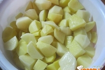 Шаг 1: Очистим картофель, морковь, свеклу и …