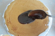 Шаг 11: Покрываем торт шоколадной глазурью и …