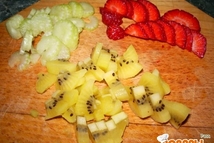 Шаг 2: Перемешиваем и выкладываем на салат. …