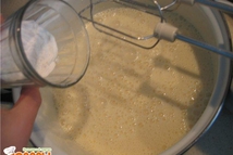 Шаг 3: постепенно добавляем муку и масло, …