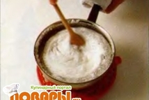 Шаг 2: Быстро перемешайте: сахар начнет вспениваться.