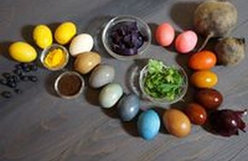 Как красить пасхальные яйца натуральными красителями