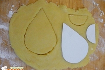 Шаг 1: Из муки, желтка и маргарина …