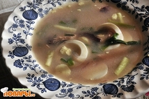 Шаг 3: Яйца почистить и порезать кольцами. …