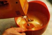 Шаг 2: Взбейте яйца с сахаром с …