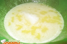 Шаг 1: Взбить яйца и хорошенько перемешать …