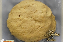 Шаг 2: Дрожжи залить водой, перемешать, оставить …