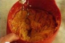 Шаг 8: Продолжайте вымешивать тесто при помощи …